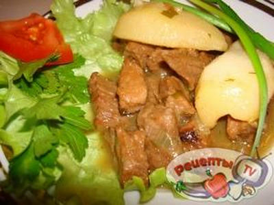 Говядина с грушами и медом