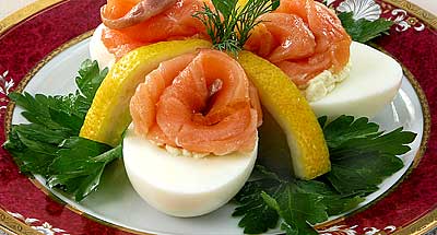 Рецепт - Холодные закуски с рыбой : Яйца с копченым лососем
