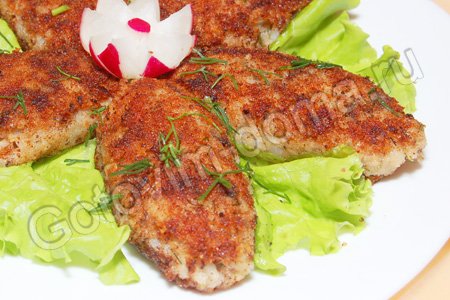 Салат из рыбных консервов с рисом, горохом и яблоками