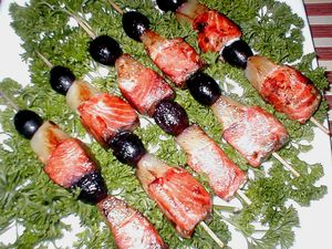 Шашлык из семги с фруктами